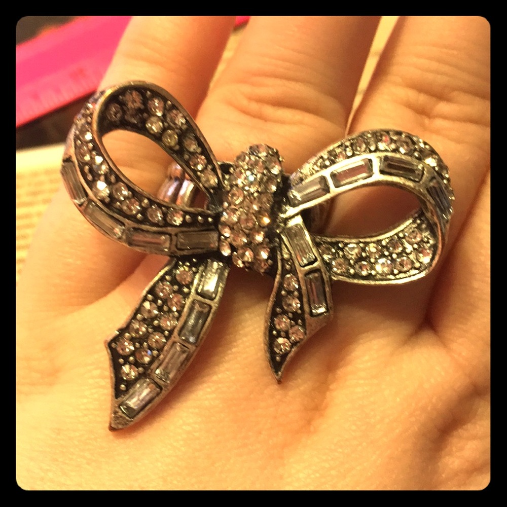 Silver colored bow cocktail ring